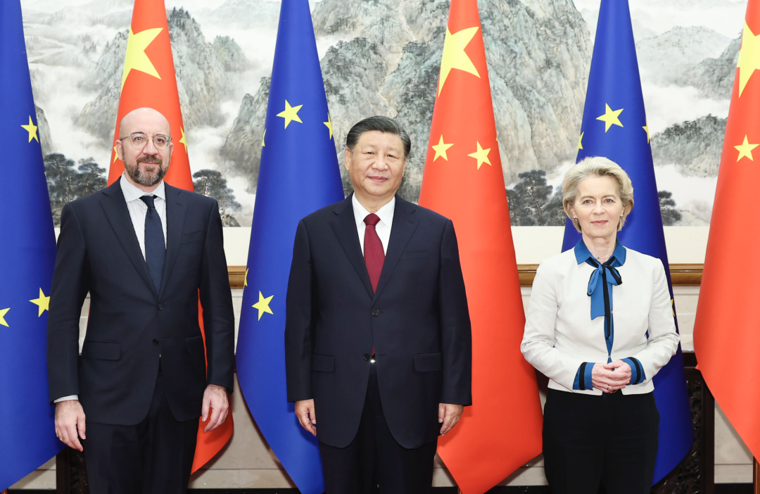 12月7日，国家主席习近平在北京钓鱼台国宾馆会见来华举行第二十四次中国－欧盟领导人会晤的欧洲理事会主席米歇尔和欧盟委员会主席冯德莱恩。图/新华