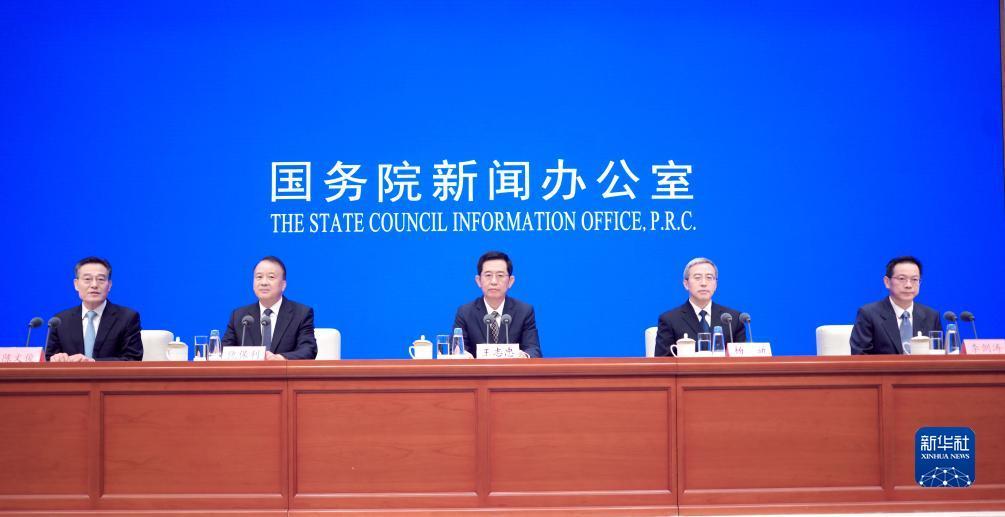 10月24日,国务院新闻办公室在北京举行“权威部门话开局”系列主题新闻发布会,请公安部副部长王志忠、研究室主任杨新、治安管理局局长仇保利、食品药品犯罪侦查局局长李剑涛介绍以高水平安全保障高质量发展有关情况,并答记者问。新华社记者 潘旭 摄