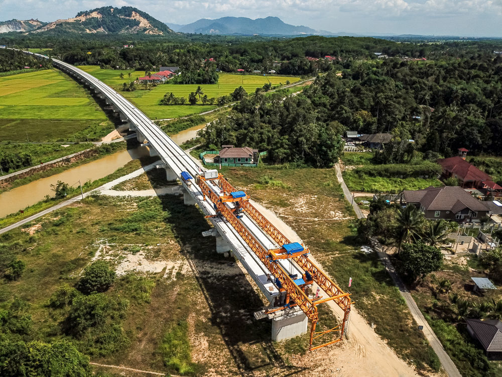 这是4月26日在马来西亚吉兰丹州拍摄的马东铁项目一分部5号桥建设现场（无人机拍摄)。新华社记者朱炜摄