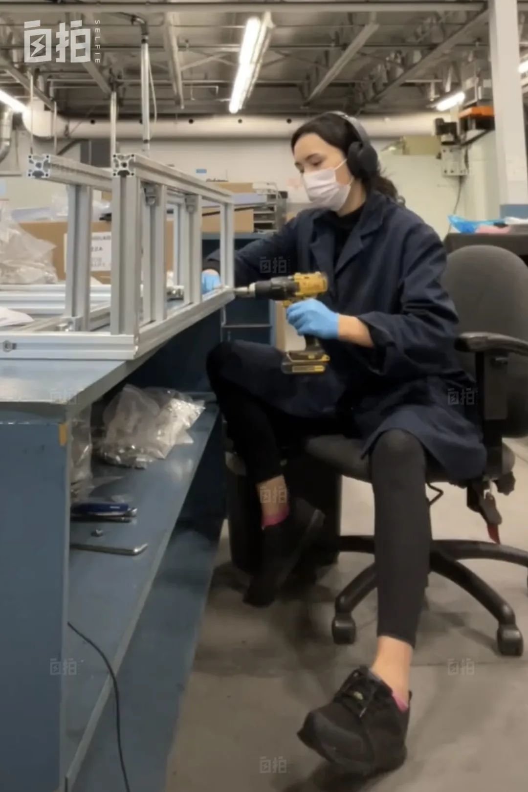 工作时的我正在装零件,这就是为什么我说自己是在加拿大打螺丝的。