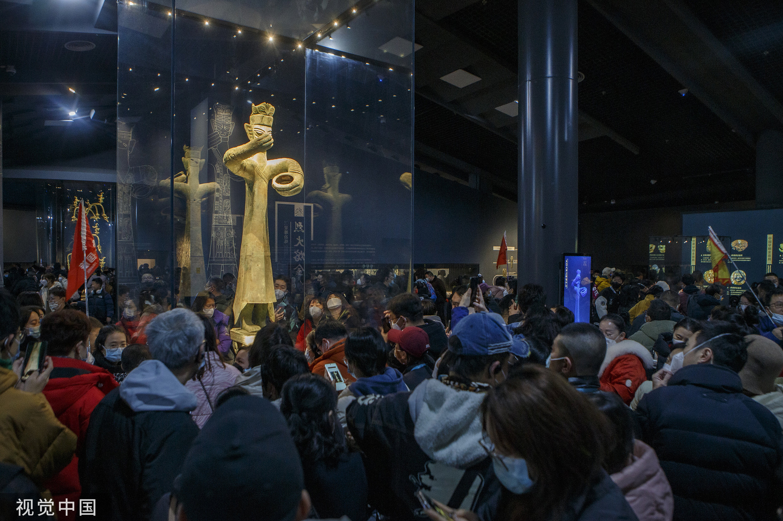 游客在广汉三星堆博物馆参观。