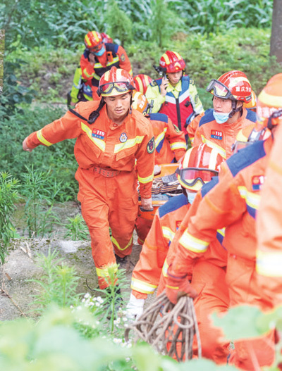 6日，在万州区长滩镇林场村，搜救人员开展搜救。新华社记者 唐 奕摄