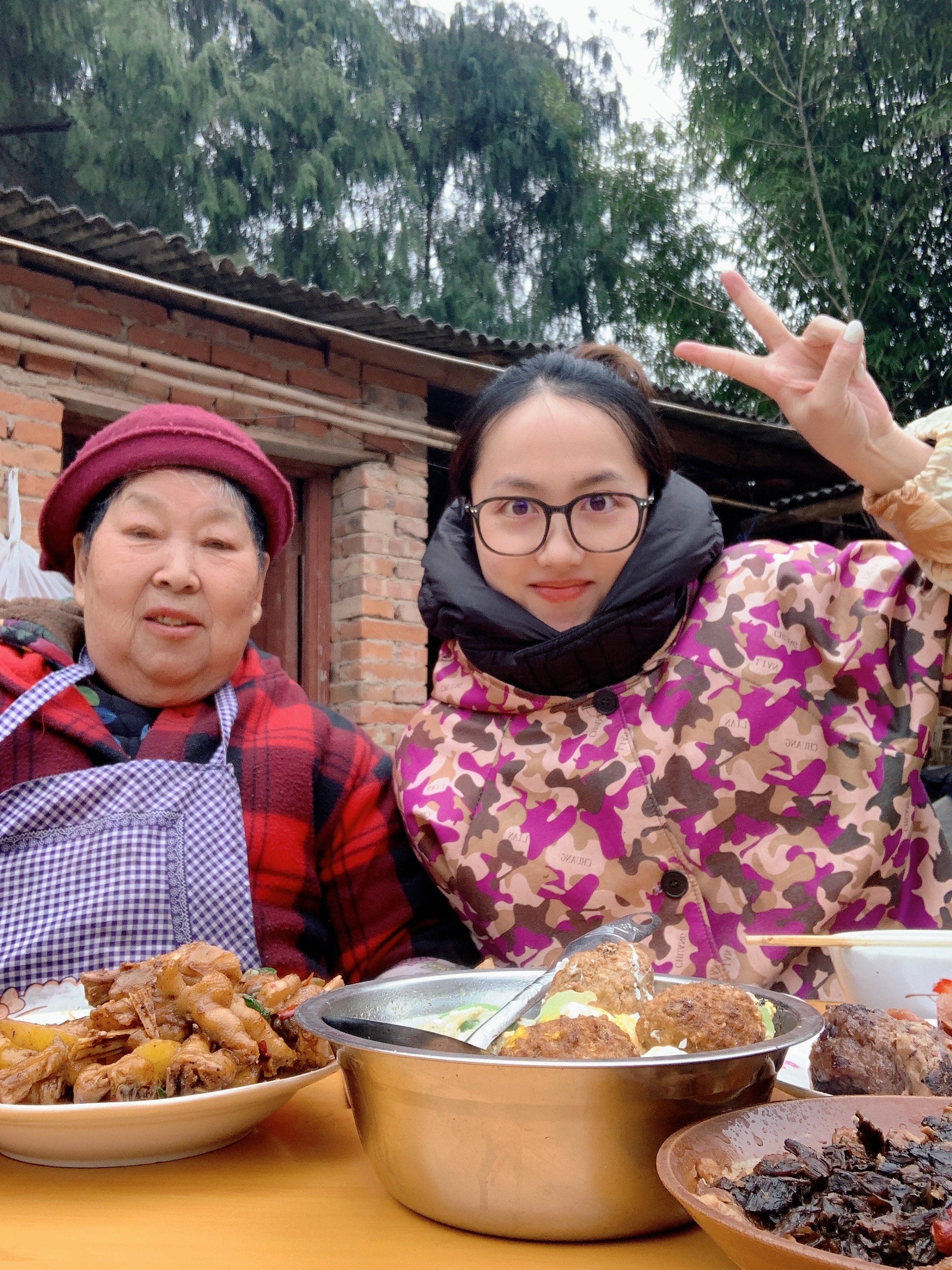 肖静与奶奶,受访者供图