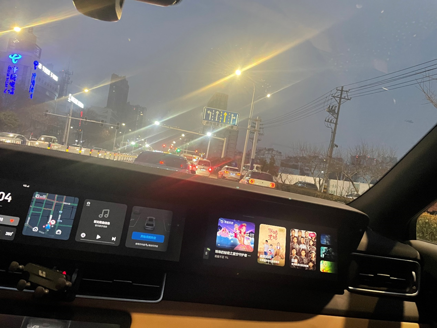 坐在副驾的我悄悄拍照,窗外就是县城的霓虹灯