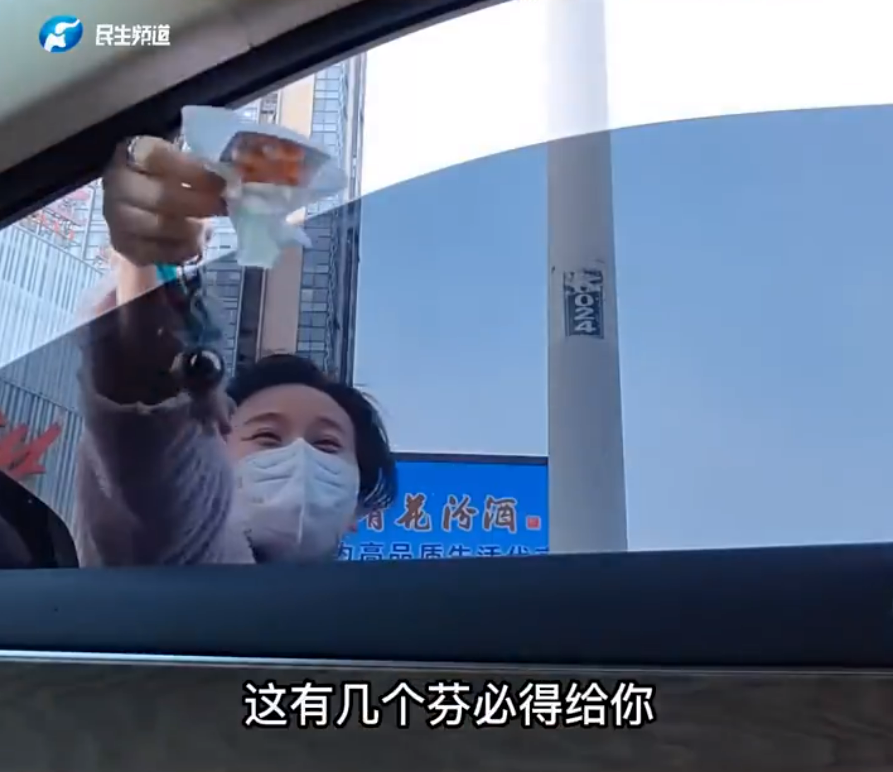 新毒株袭来 他倒在了地上