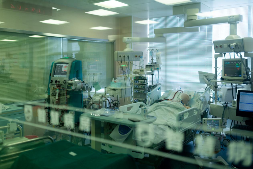 综合ICU中收治了全院最危重的患者/田栋梁 摄