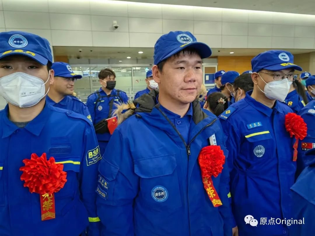 上海队领队万光超(中)。郑子愚摄