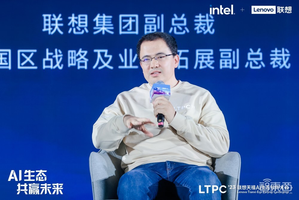 谷歌发布视频生成模型VideoPoet;AI机器人在迷宫游戏中超越人类;智源FlagEval大模型12月榜发布丨AIGC大事日报