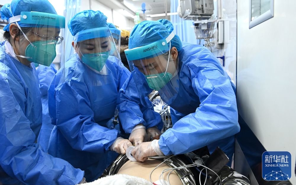 2022年12月31日，西安交通大学第一附属医院急诊科的医务人员为患者进行心电图检查。