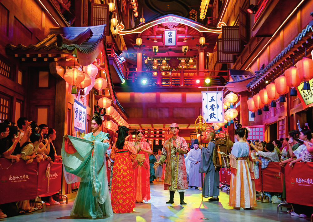 游客在西安长安十二时辰主题街区观看唐风演艺《万邦来朝》( 2023 年