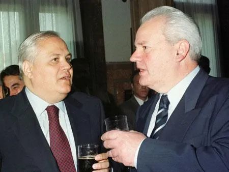 1999年7月6日，南斯拉夫前总统米洛舍维奇（右）与塞尔维亚前总统米卢蒂诺维奇在交谈(左） 图：新华社/路透