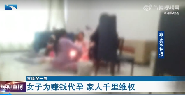 ▲几名代孕妈妈围坐在取暖器前(图/湖北经视)