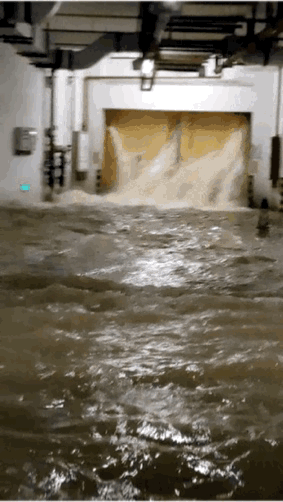 大量积水涌入地下车库