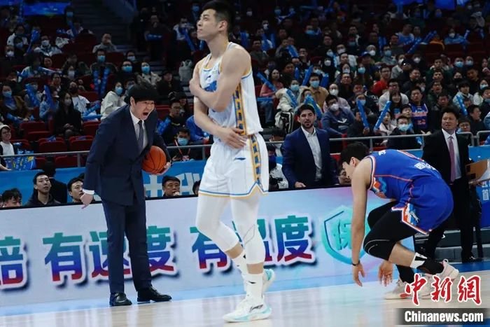 3月17日晚，新疆男篮对阵北京首钢。中新社记者 韩海丹 摄