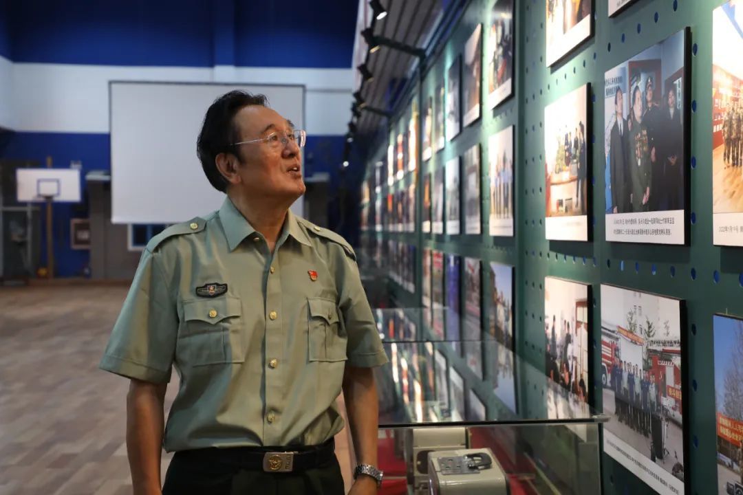 · 今年7月底，刘成金在锦州接受环球人物记者采访。这是他在锦州老兵义务电影放映队展览馆中。（朱红羽 / 摄）