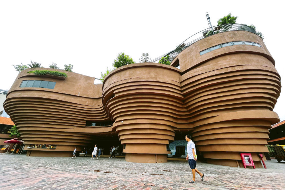 ↑这是2023年8月19日拍摄的越南河内钵场陶瓷村的陶瓷博物馆。钵场陶瓷村是越南历史悠久的传统手工艺村,近年来也成为越南知名的旅游景点。新华社发(范庭德摄)