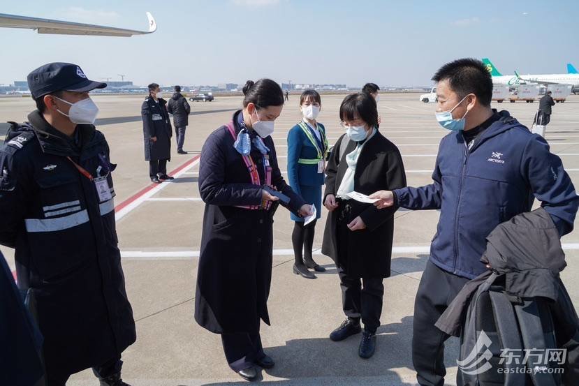 新任在沪全国政协委员启程赴京,图源:东方网