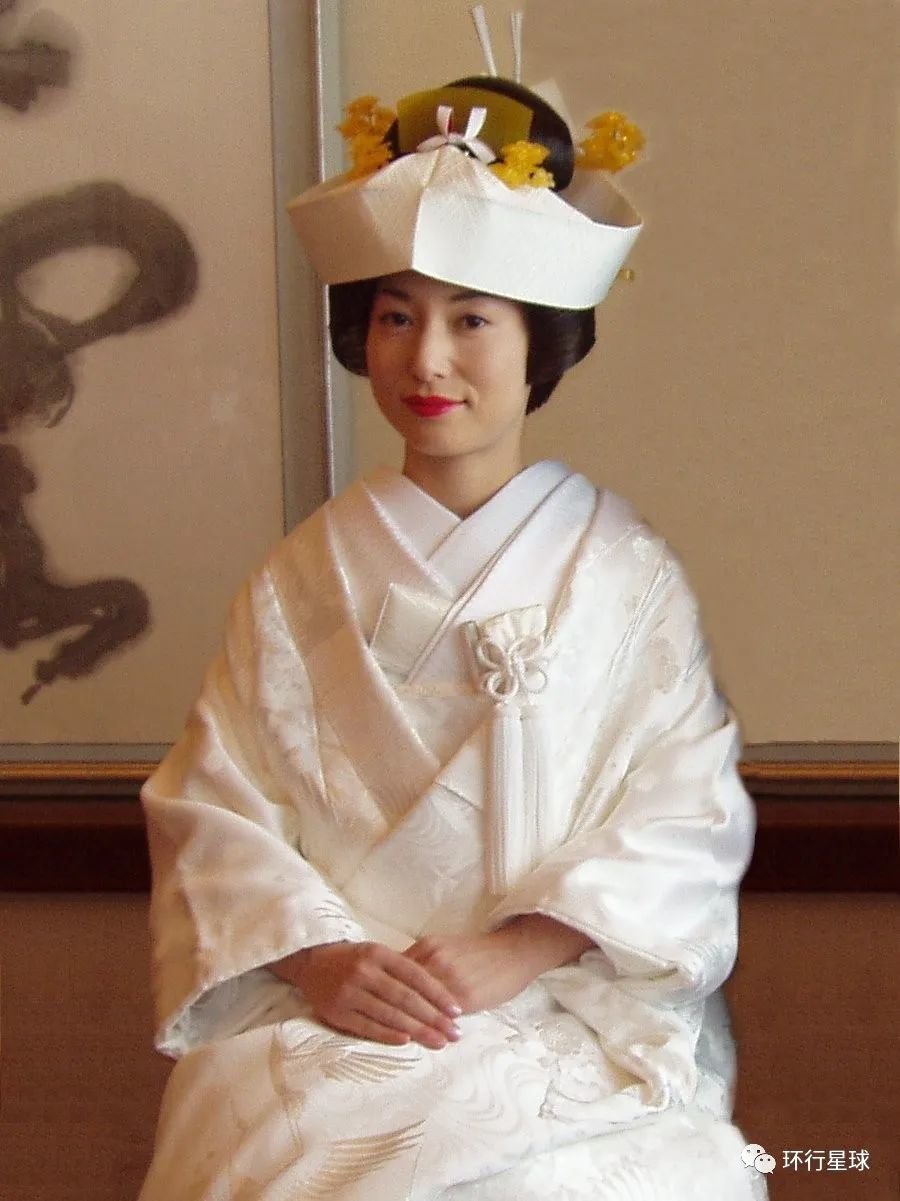 在日本，白色是纯洁神圣的颜色，神道教结婚等重要场合，主角都要穿着白色 图：wiki