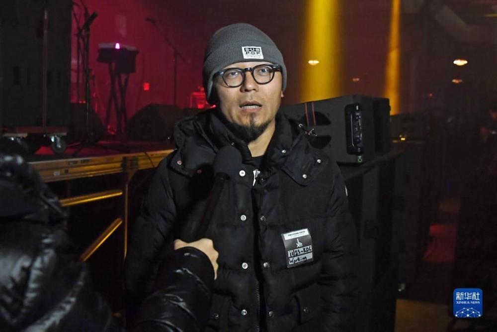 11月25日，在美国纽约，“有朋自东方来”音乐节创始人李宏杰接受采访。新华社记者 李睿 摄