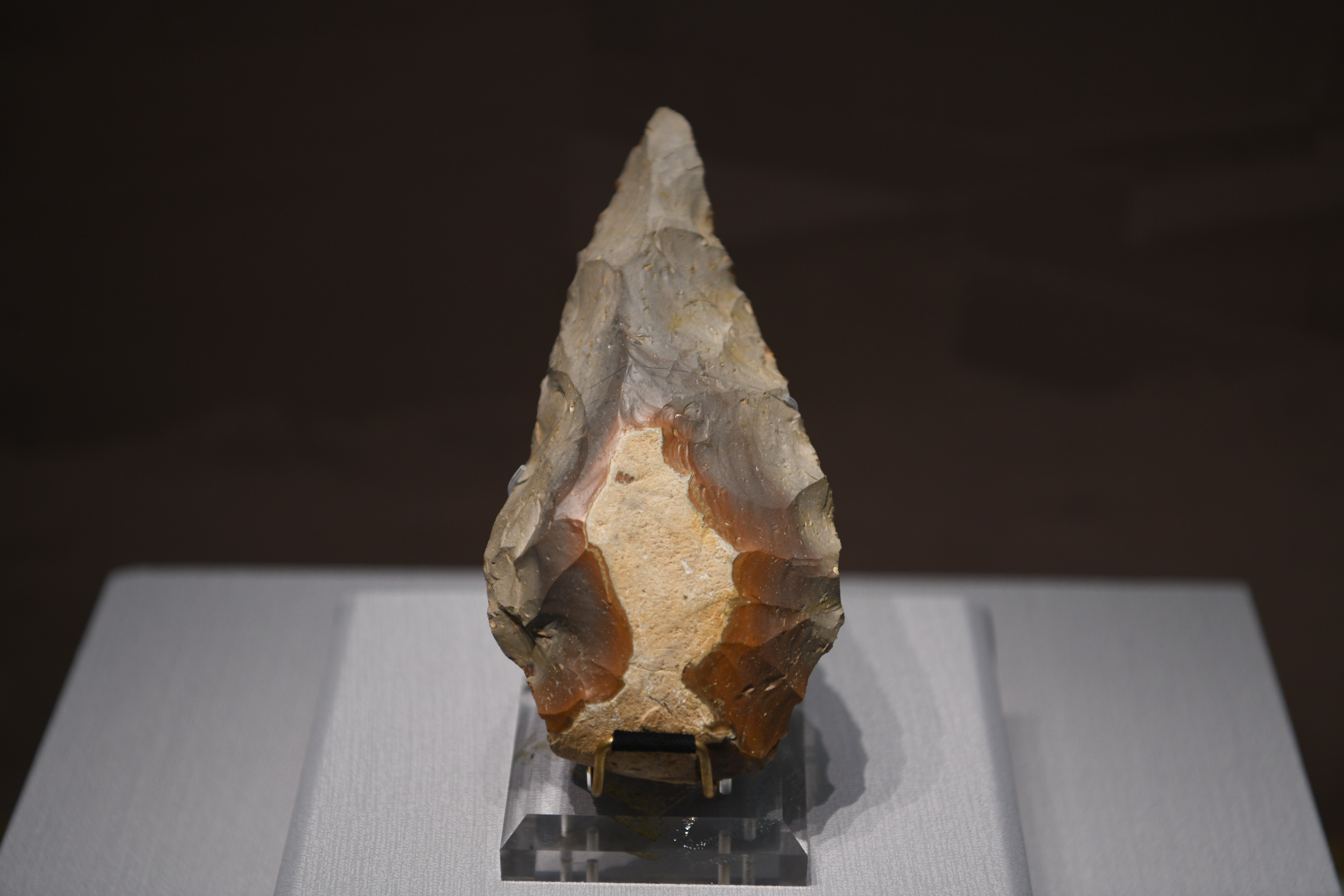 旧石器时代的一把手斧,距今50万年-30万年,展现了古人类进化过程中石器加工制作的水平。