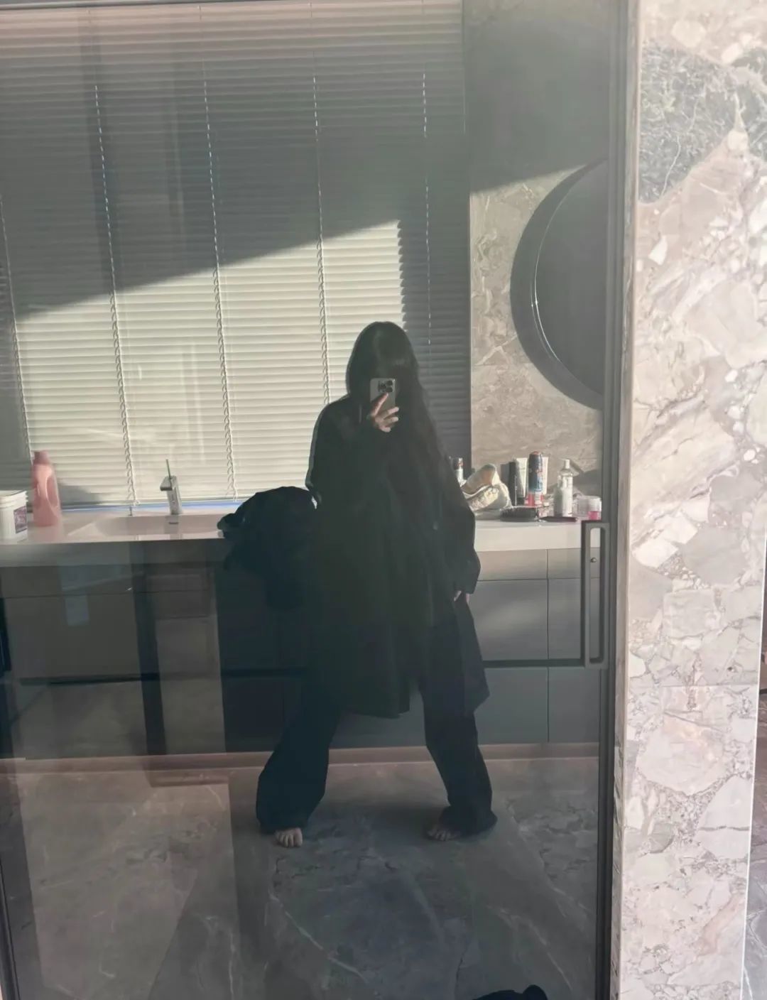 还记得《庆余年》里的小叶轻眉吗？18岁的她长这样…