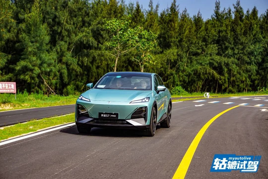 轱辘试驾配置小心思拉满驾乘质感最佳深蓝s7值得吹爆