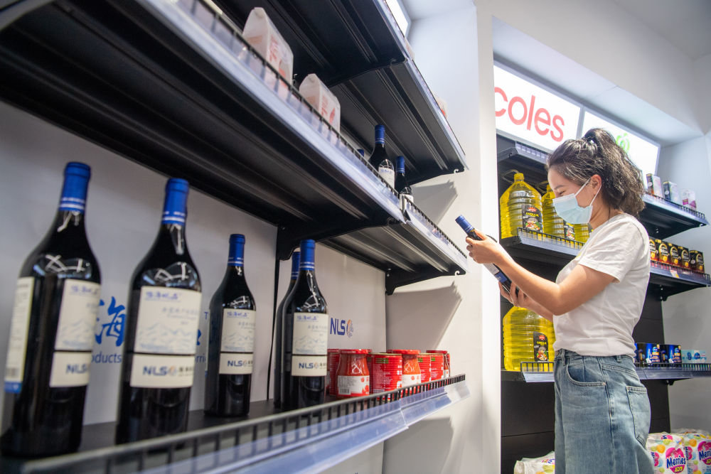 消费者在位于重庆解放碑的“陆海新通道国际消费中心”选购商品(2022年5月28日摄)。新华社记者 唐奕 摄