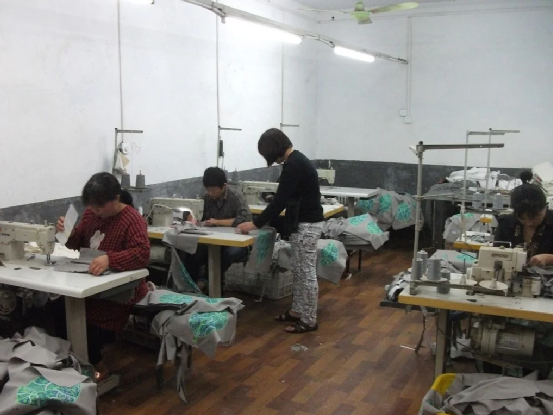 ● 环保袋工厂的妇女们正在工作