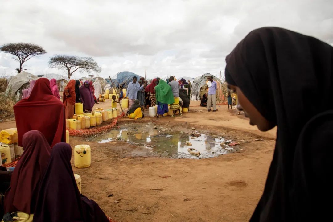 ◆在肯尼亚的达达布难民营——非洲最大的难民营之一，索马里难民拿着容器取水。