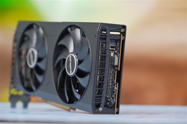 中国特供!蓝宝石AMD RX 6750 GRE 10GB白金版图赏