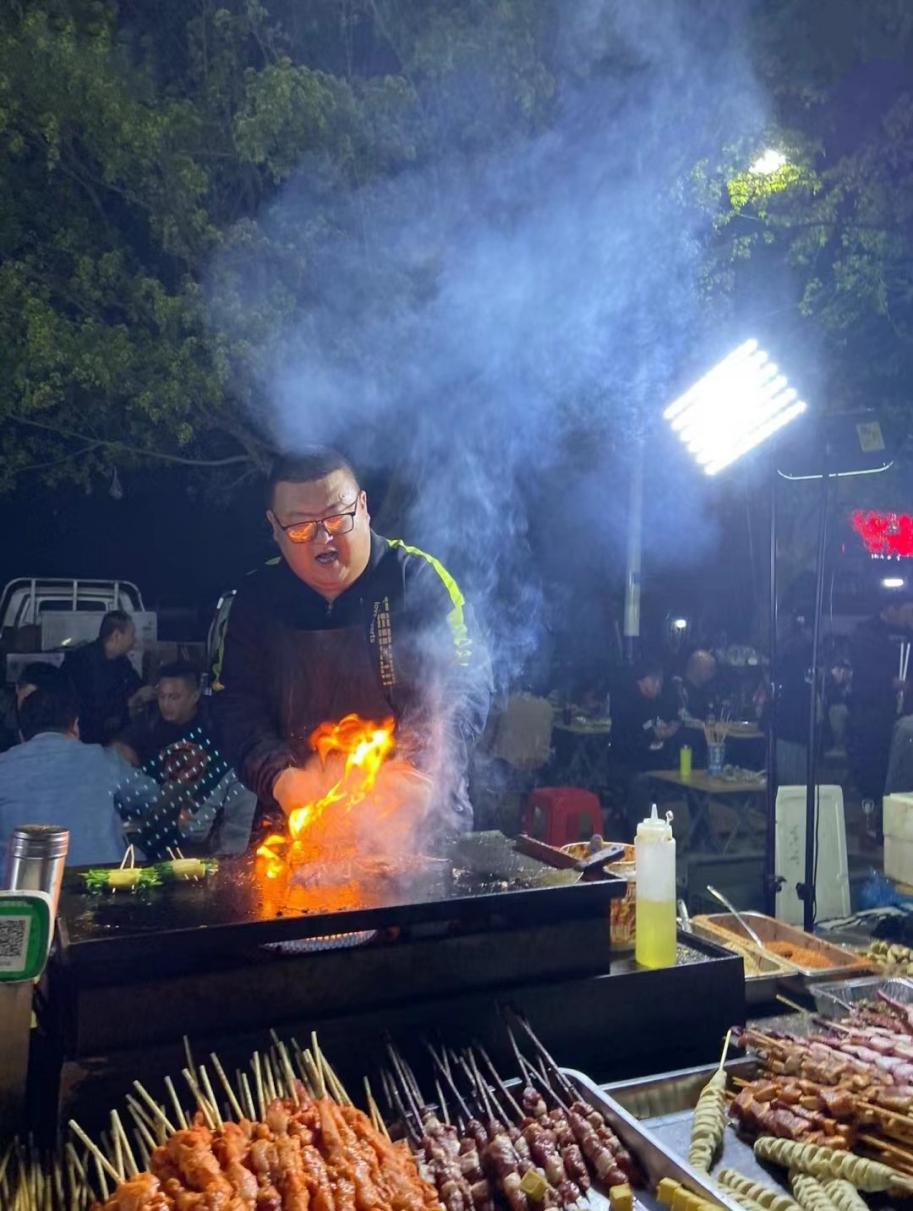 夏村夜市中一位烧烤摊主。图源：作者拍摄