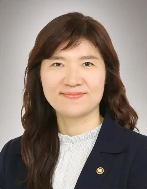 张美兰(Jang Mi-Ran)，女，1983年10月9日出生，韩国前著名举重运动员，大级别举重比赛上的韩国优秀女子选手，现任大韩民国文化体育观光部第二次官(副部长)。曾获2004年夏季奥运会女子银牌；2008年夏季奥运会女子金牌，2012年夏季奥运会女子铜牌。在世界举重锦标赛上获得4次冠军，在亚运会上获得1枚金牌，2枚银牌。2013年宣布退役。2016年至2023年7月在母校龙仁大学担任体育学教授。2023年6月29日，被尹锡悦提名为文化体育观光部第二次官。