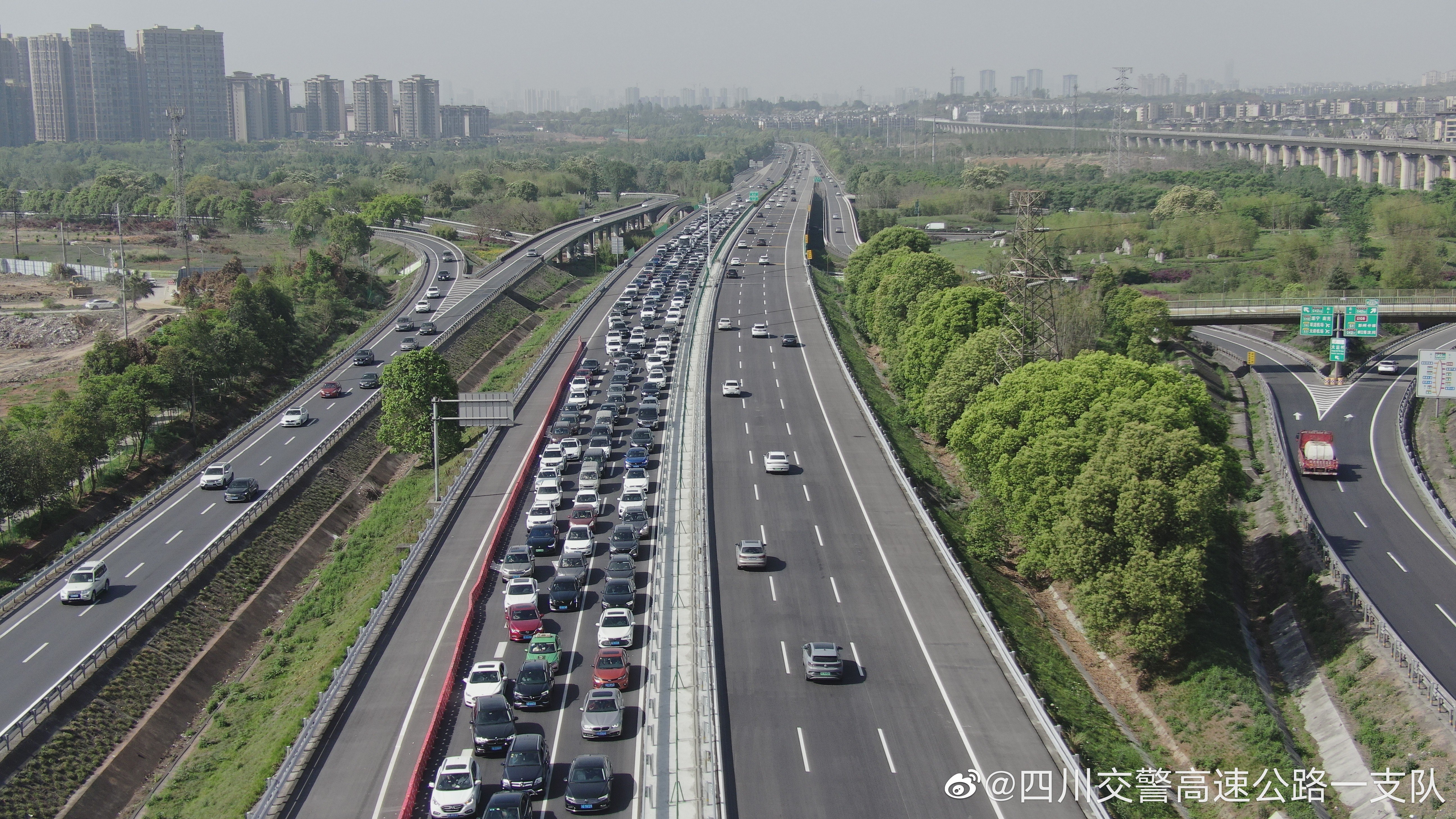 “五一”假期第二天，成都周边高速部分路段车多缓行