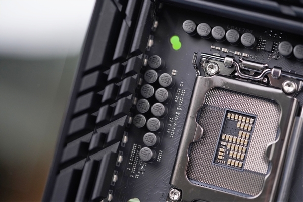 支持14代酷睿!ROG MAXIMUS Z790 DARK HERO主板图赏