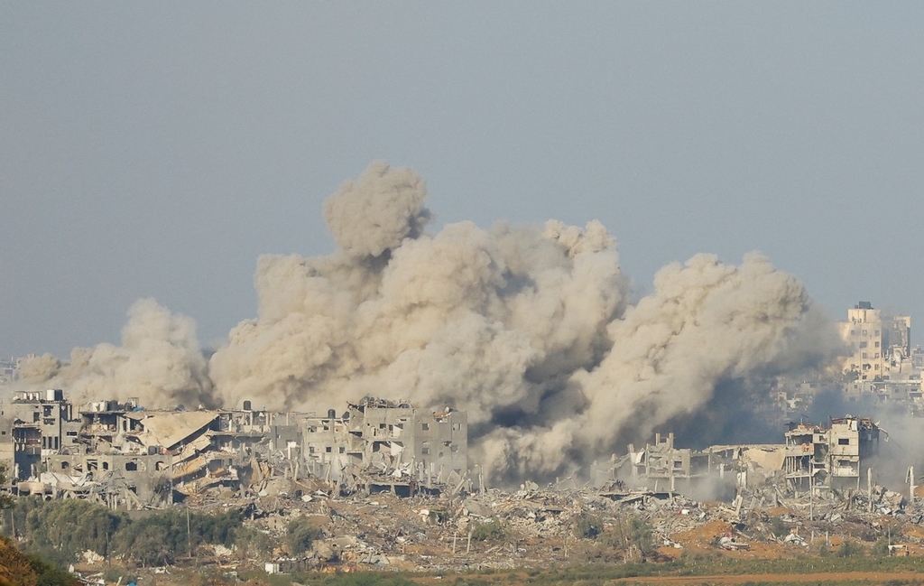 当地时间2023年11月15日，巴以冲突持续，加沙地带遭以军空袭，冒出滚滚浓烟。