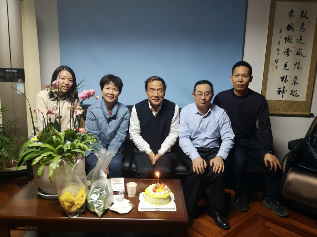 2021年，张永振和朱同玉 (右二) 、石正丽 (左二)一起过生日 / 受访者供图