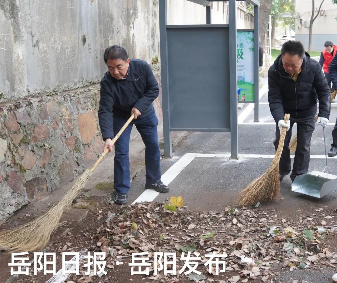 曹普华在五里牌街道铁塔公司小区参加卫生大扫除。 本文图片均来自“岳阳发布”微信公众号