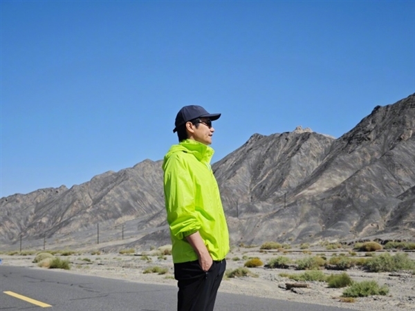 去试车了!雷军现身新疆沙漠:全地形车抢镜