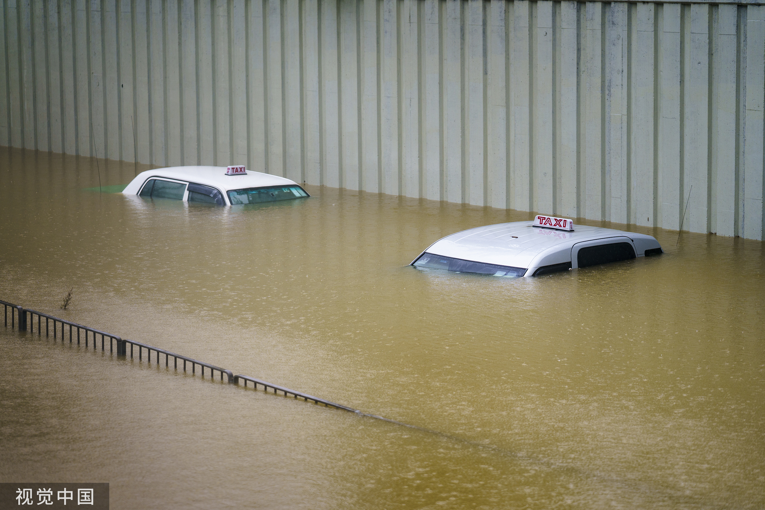 2023年9月8日，中国香港，出租车被大雨淹没。