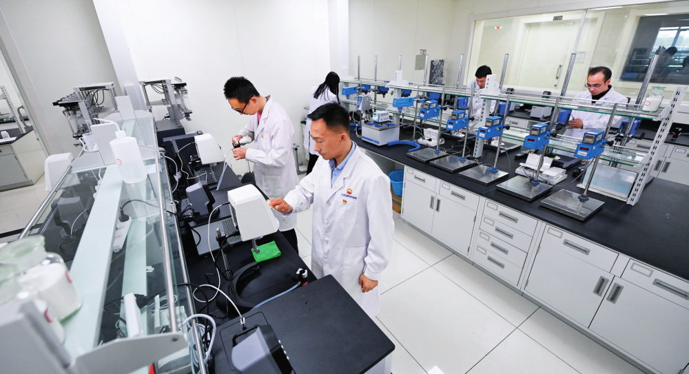 在大庆油田勘探开发研究院，科研人员进行聚合物驱油试验（2021 年 5 月 24 日摄） 王建威摄 / 本刊