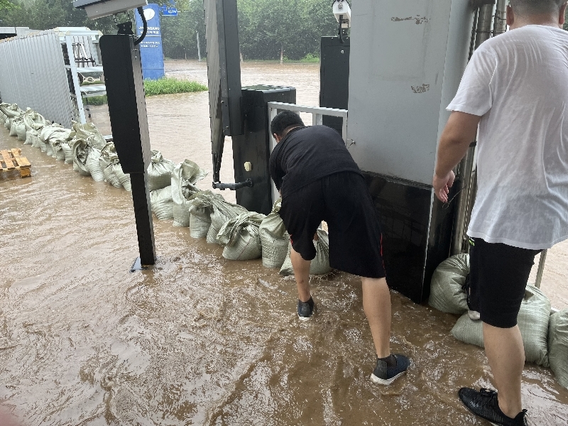 8月1日下午2点半，洪水冲到了中图网涿州园区大门。