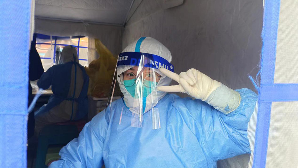 希里进行核酸采样