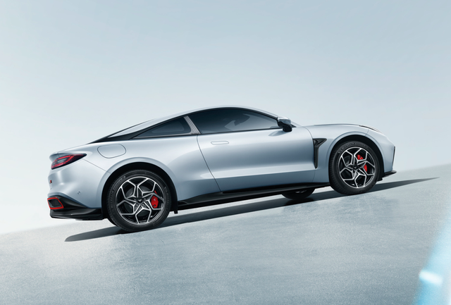 卷完SUV和轿车,开卷跑车?哪吒GT官图发布,3s级破百,猜个价!