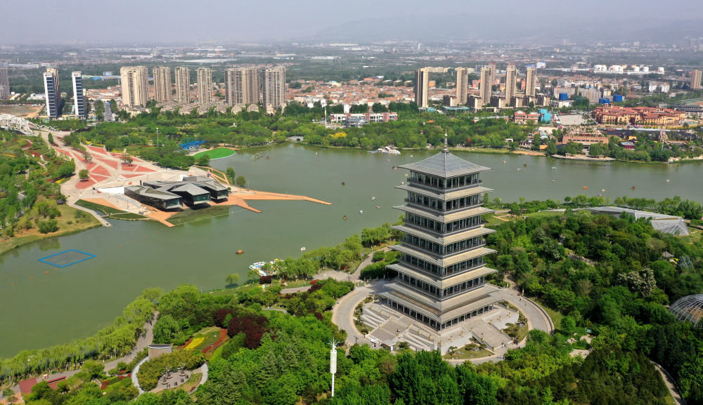 位于西安浐灞生态区的长安塔（4月16日摄，无人机照片）。