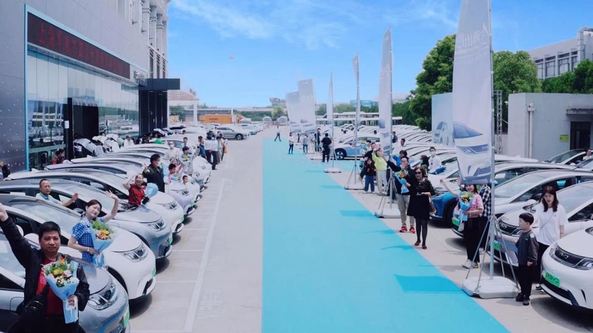 新出行助力新生活,上海华帆书豪“海豚百车交付”顺利落幕!