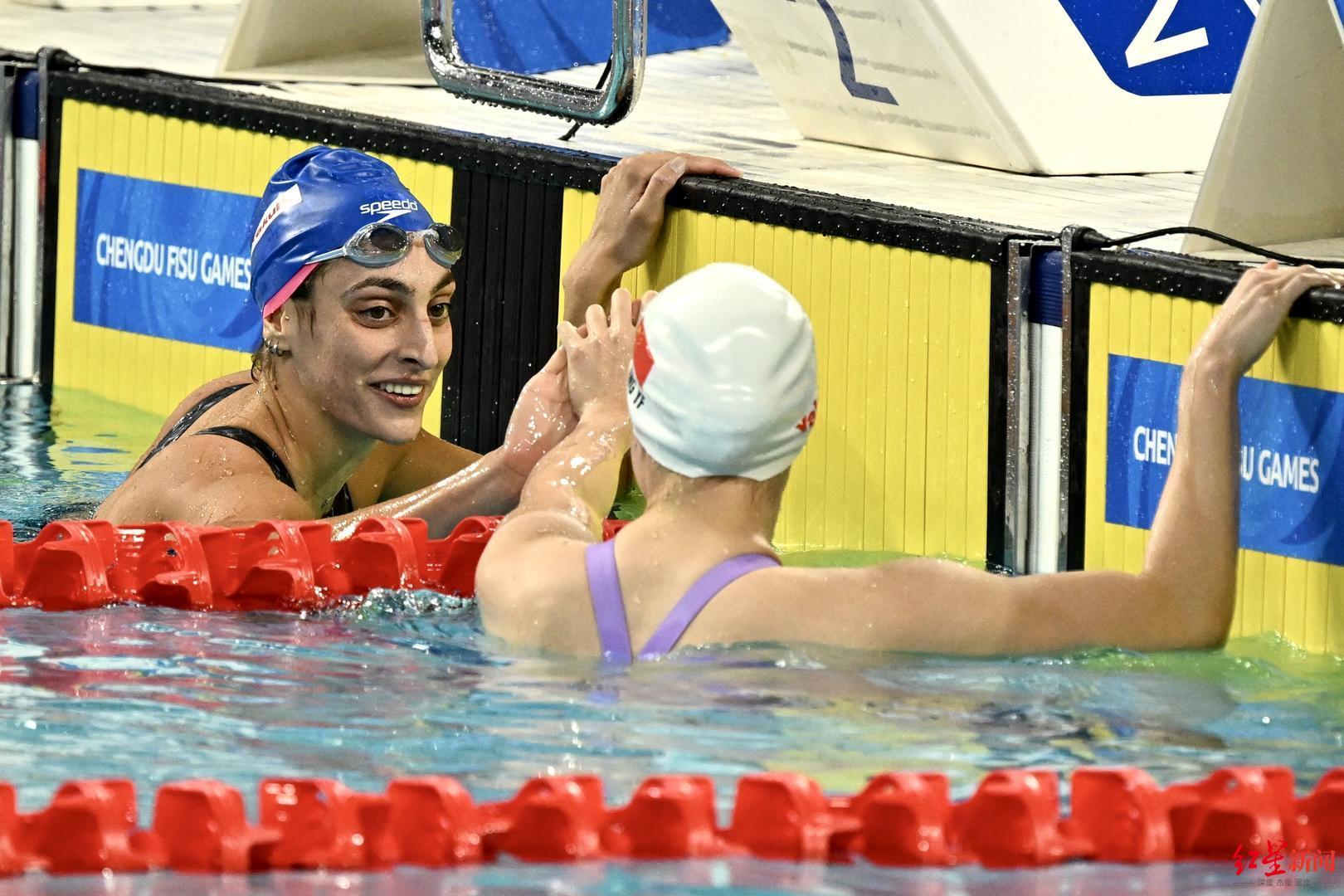 ↑女子100米自由泳决赛张雨霏（右）夺冠