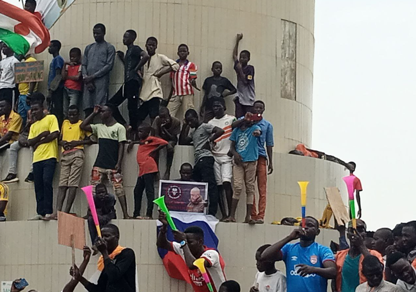 尼日尔民众在法国军事基地外示威，要求法国撤军。图自外媒