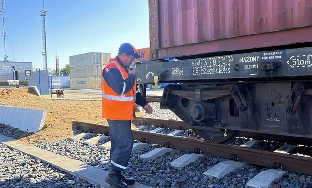 布列斯特北站的工作人员。人民网记者 朱虹摄