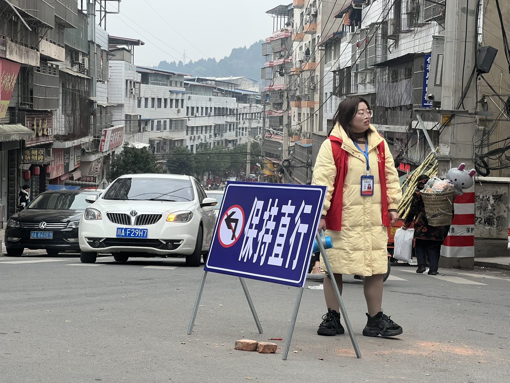 拥挤的场镇,政府工作人员在路口引导交通。