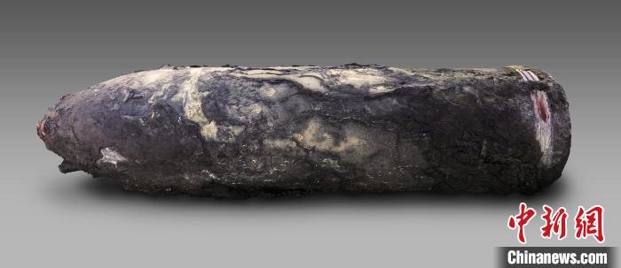 资料图:发掘出水的210毫米口径的克虏伯炮弹。 山东省水下考古研究中心供图